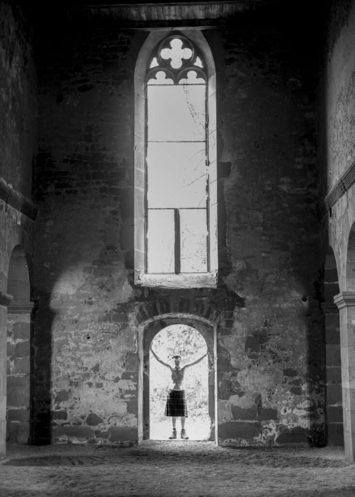 Aktfotografie in einer alten Kirchenruine