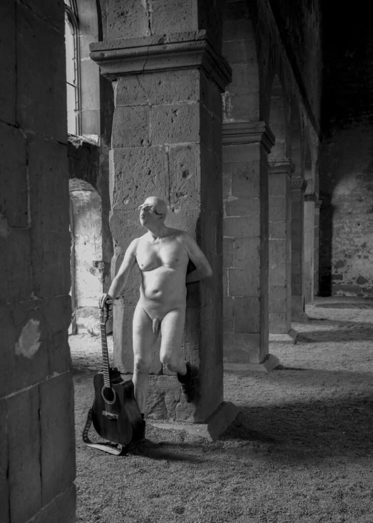 Aktfotografie in einer alten Kirchenruine